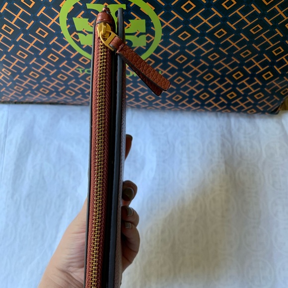 Tory Burch Britten Slim Envelope Wallet Clutch - Picture 4 of 9